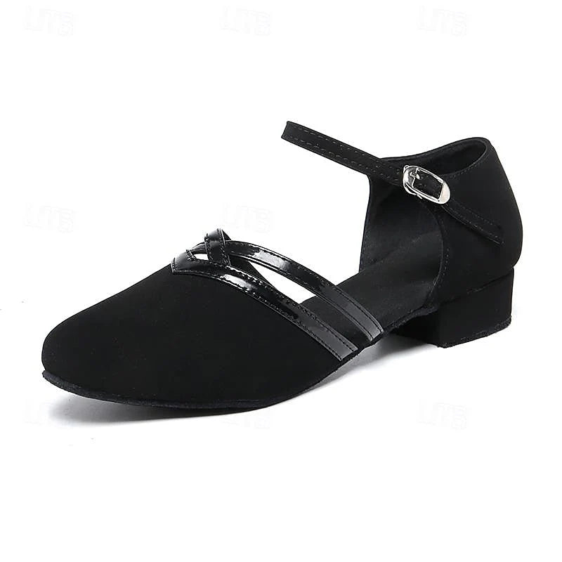 Bovenaanzicht dames dansschoenen met ronde neusvorm en gestructureerde details voor danslessen