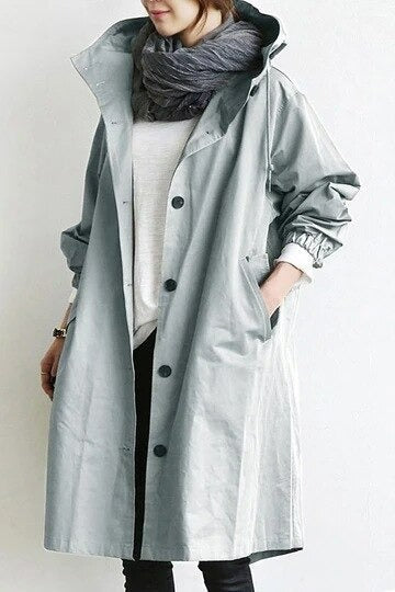 Close-up van dames jas met capuchon, knoopsluiting en elastische manchetten voor extra comfort en bescherming