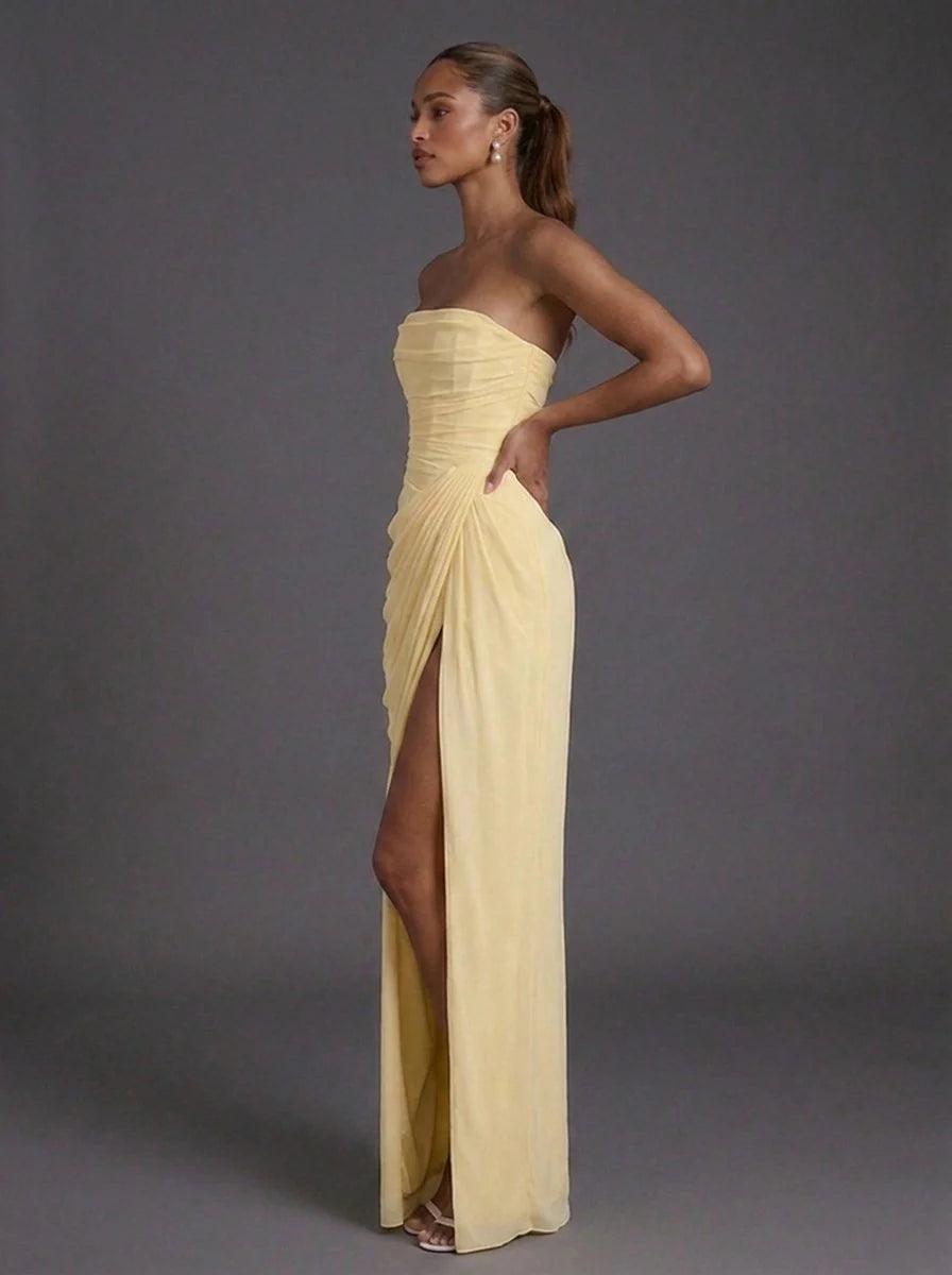 Voorkant detail van strapless maxi jurk met gedrapeerde split en gestructureerd lijfje