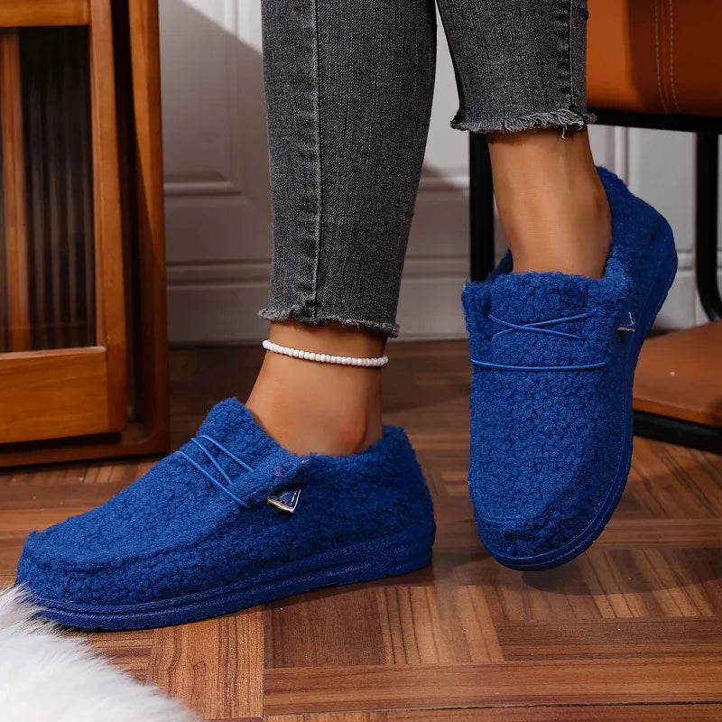 Zijaanzicht van pluche pantoffels met decoratief detail en comfortabele pasvorm voor dames