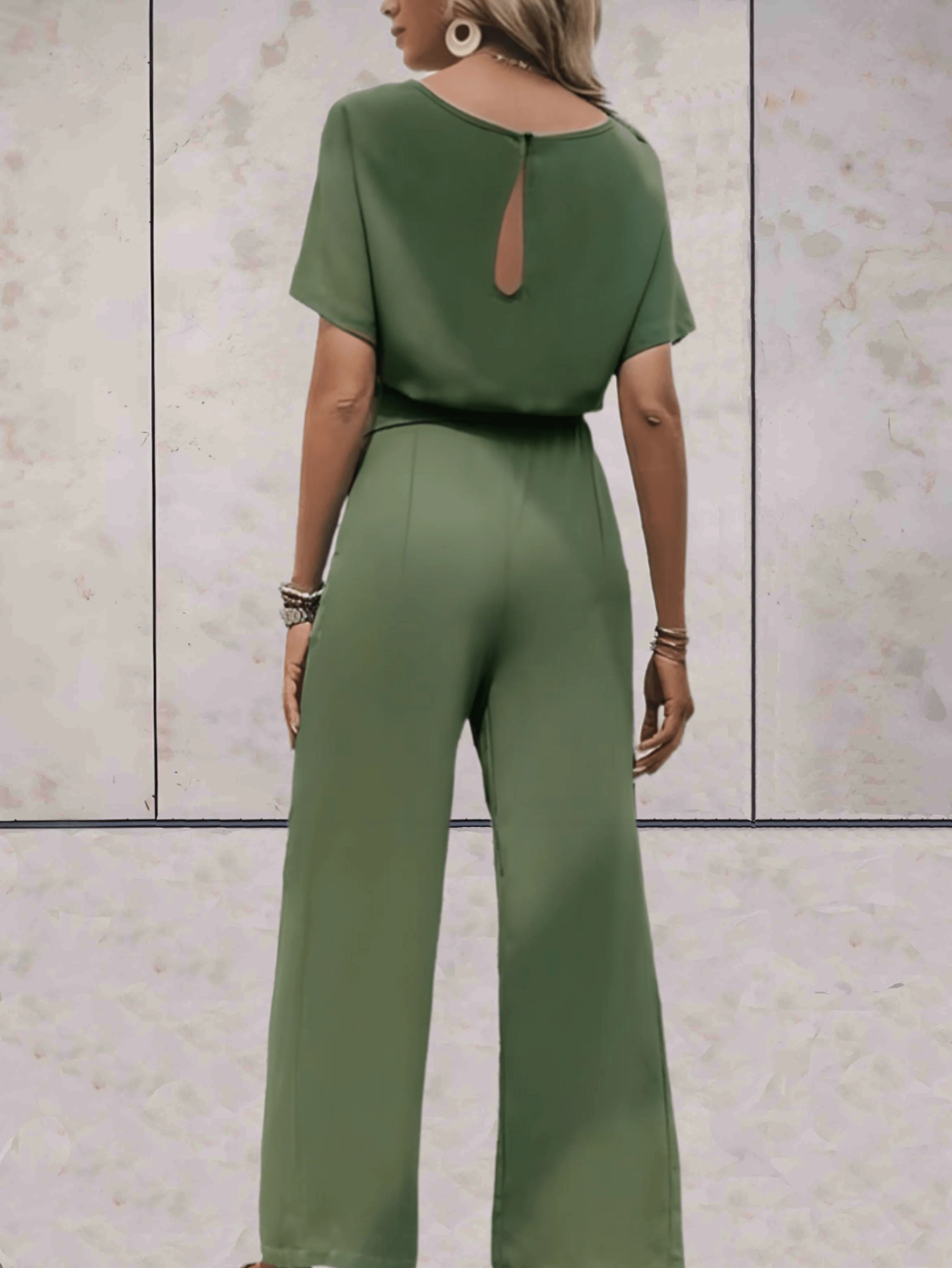 Close-up van zachte stof en vlakke afwerking van jumpsuit
