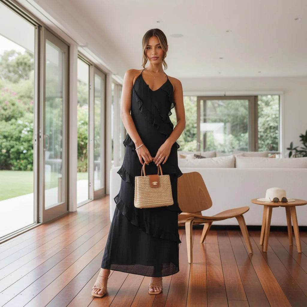 Vrouw poseert in gele maxi jurk met asymmetrische ruches en halter hals