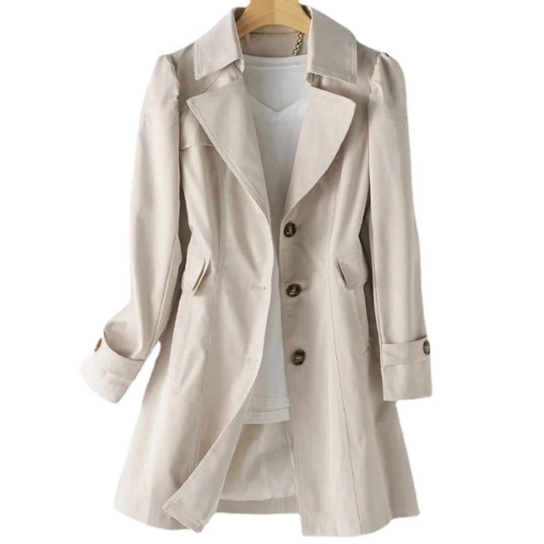Klassieke beige trenchcoat voor dames met getailleerde pasvorm en verstelbare manchetten detail