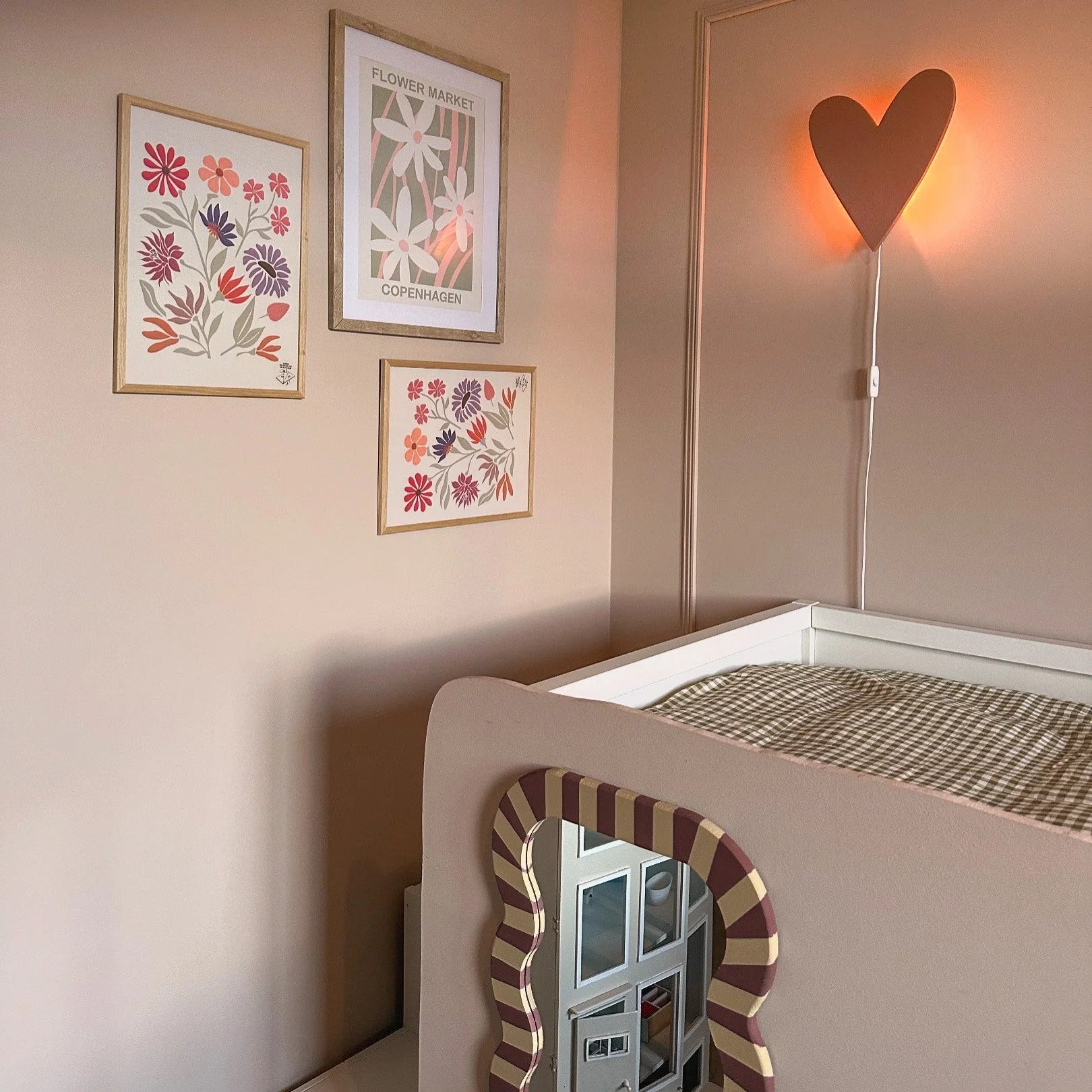 Wandlamp hart vorm in roze tinten met warm licht voor sfeervolle kinderkamer verlichting