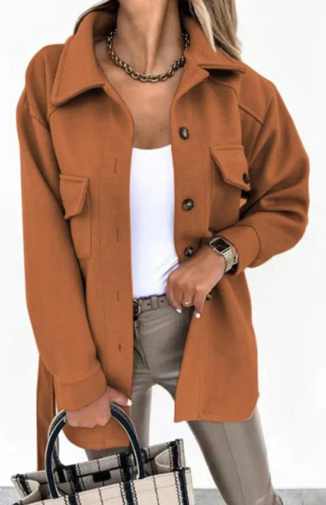 Luchtige overgangjas in neutrale beige tint met rechte silhouet en ruime schouders