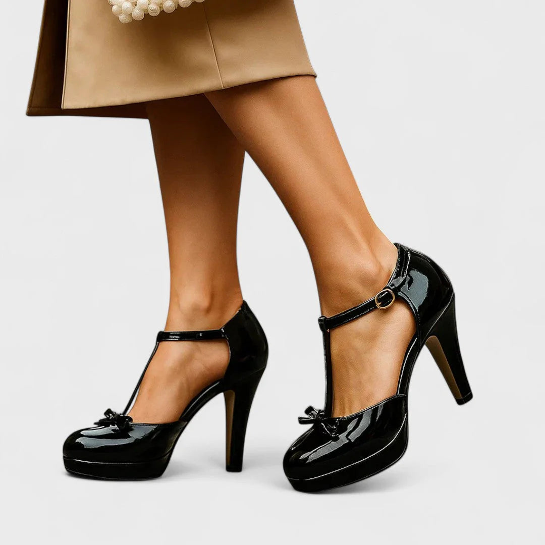 Model draagt T-strap pumps met enkelbandje en platformzool, volledige lengte shot