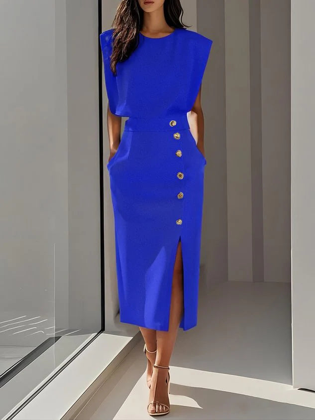 Close-up van decoratieve knoopdetails en split in mouwloze midi jurk