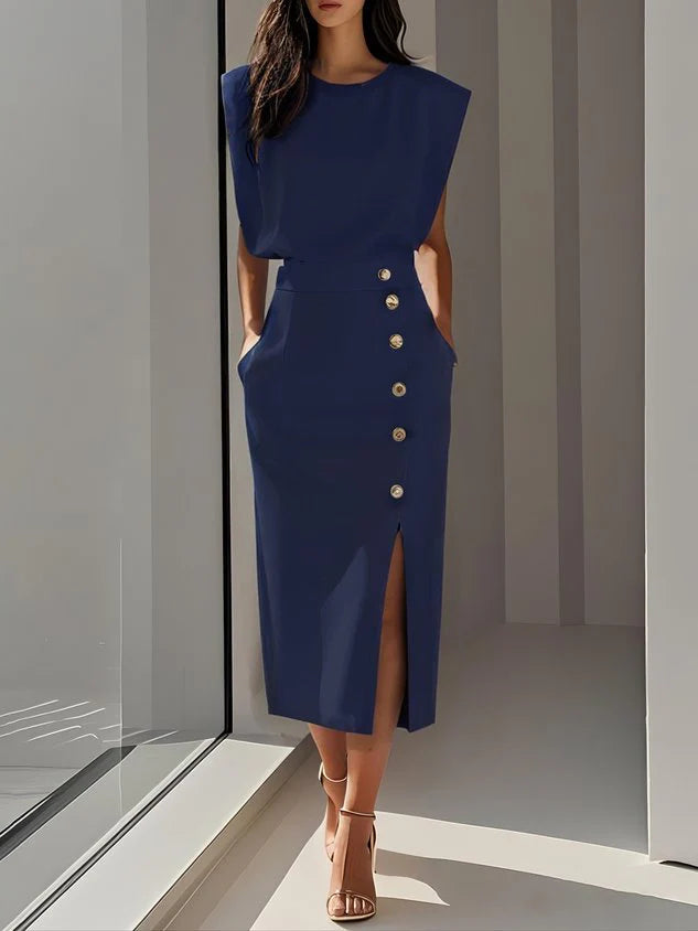 Getailleerde midi jurk met ronde hals gedragen met minimalistische accessoires