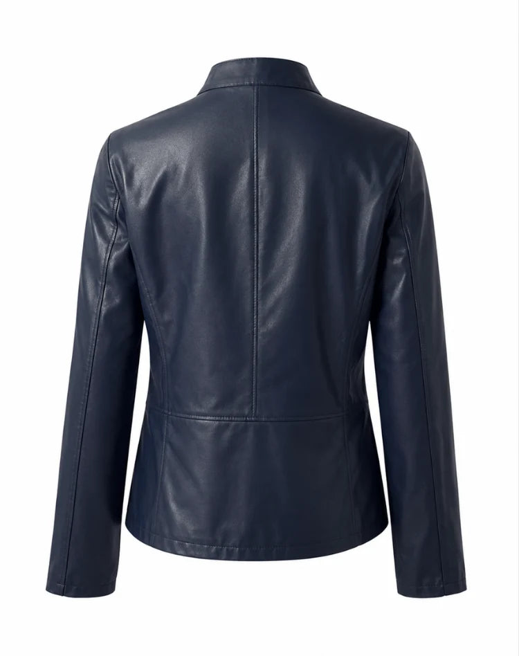 Volledige look met dames leren jas, zwarte pantalon en handtas voor veelzijdige styling