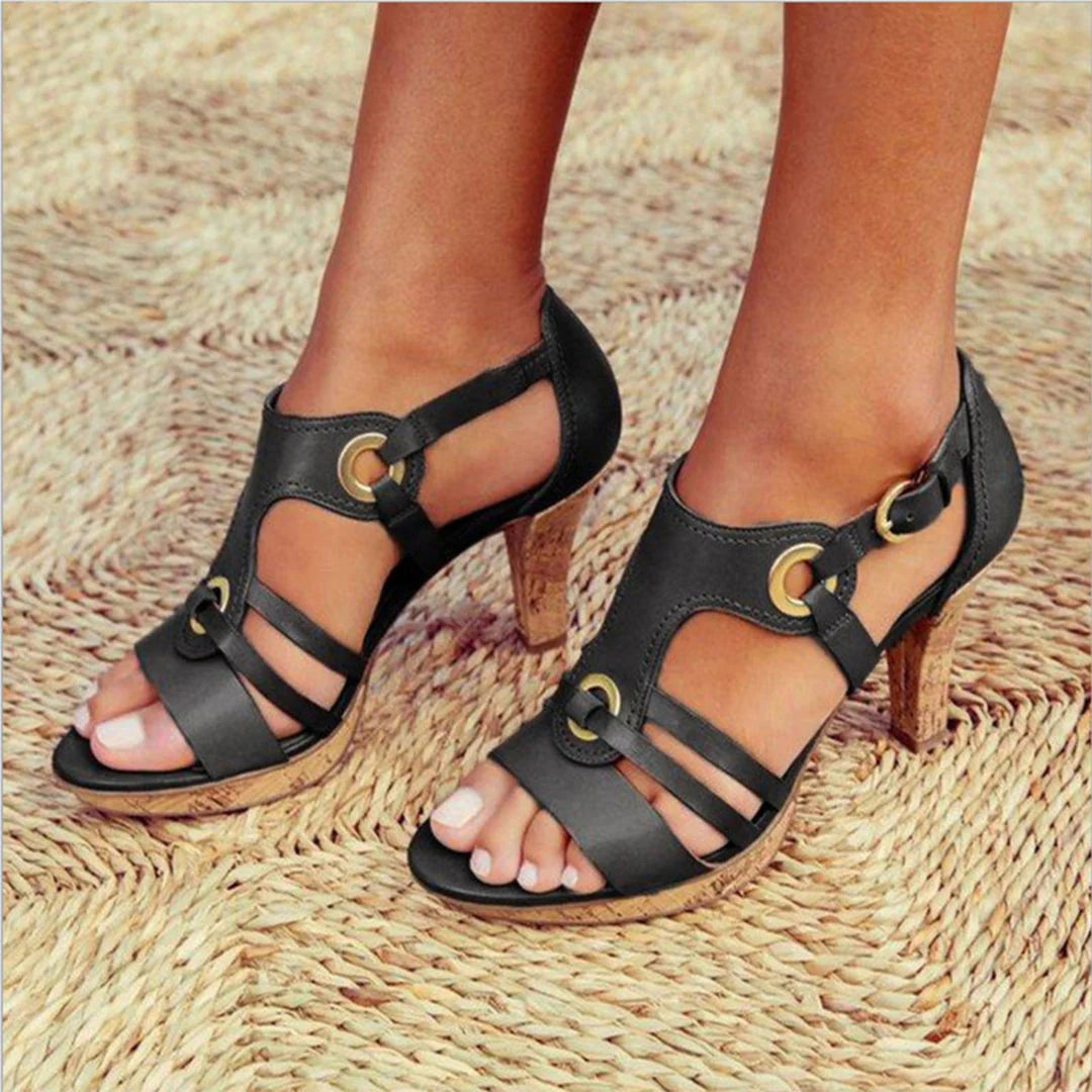 Dames sandalen met hoge hak in zwart met decoratieve gespen en sleehak op rieten ondergrond