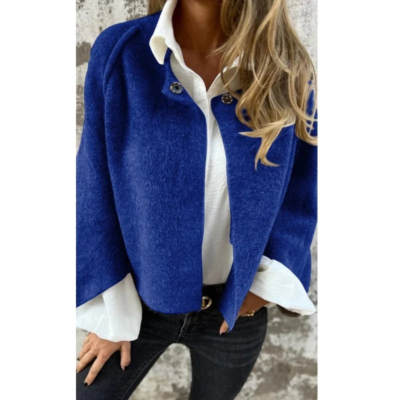 Close-up van zachte gebreide stof en witte kraagdetails op dames vest