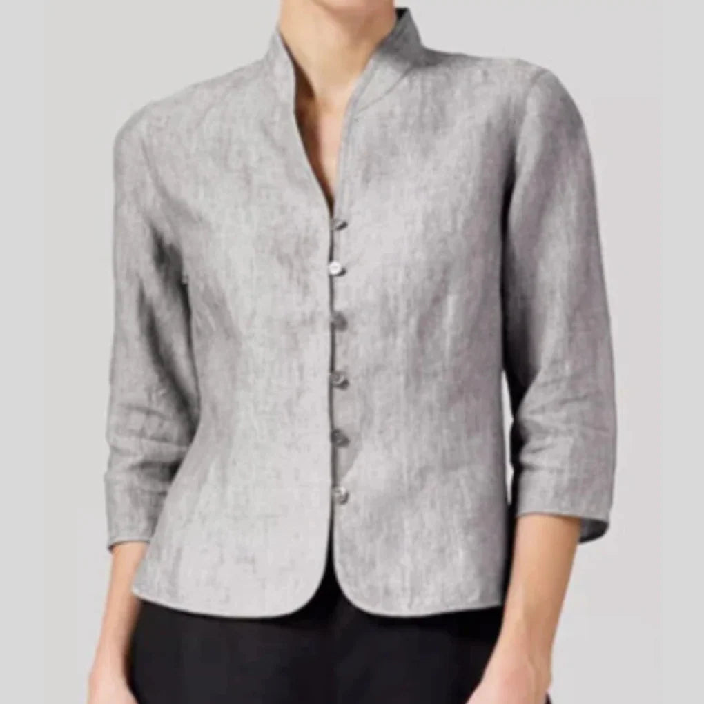 Dames blouse met opstaande kraag en knoopsluiting in lichtgrijs, voorzijde getoond op model