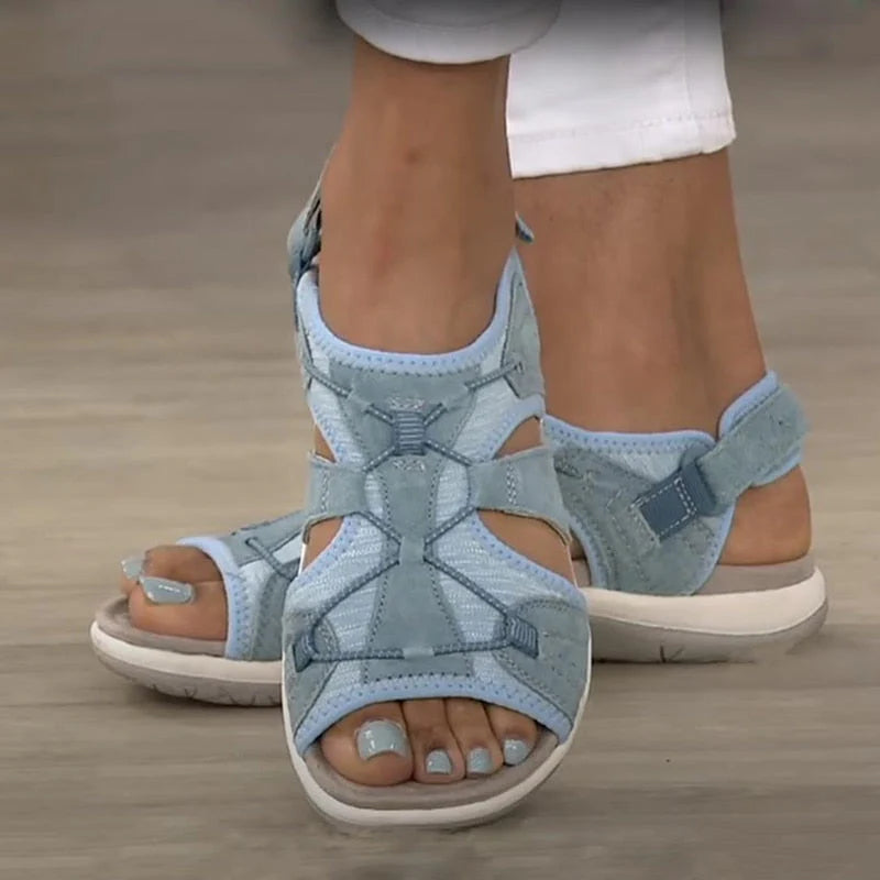 Dames sport sandalen in lichtblauw met verstelbare klittenbandsluitingen en gevormd voetbed voor comfort