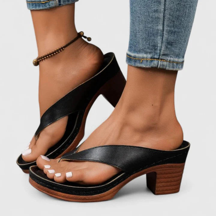 Dames teenslippers met stabiele chunky hak en minimalistisch design, perfect voor zomerse gelegenheden