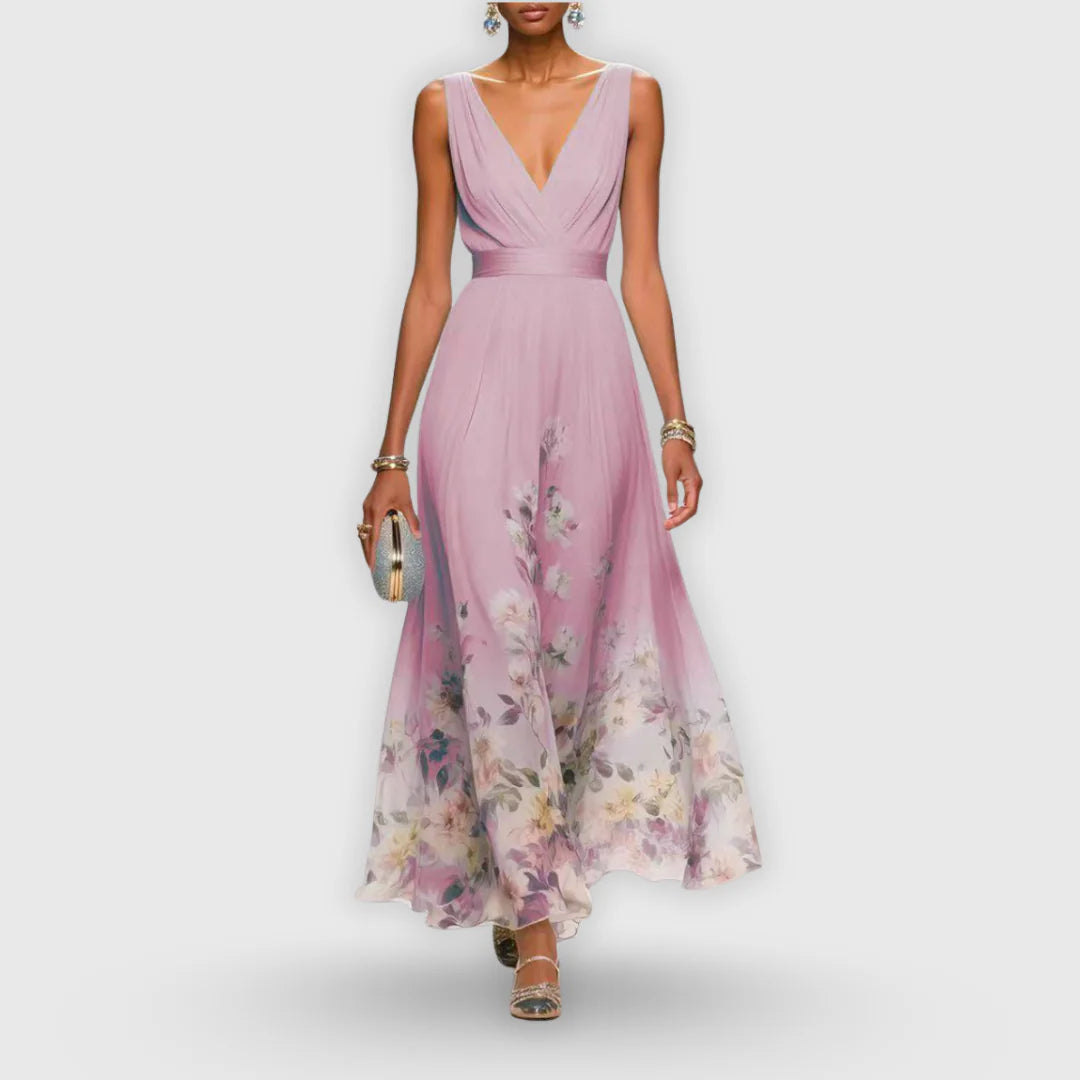 Detail van de diepere V-halslijn en geplooide taille van de bloemen maxi jurk met mouwloze snit