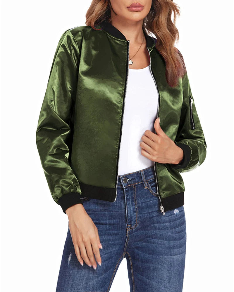 Dames bomberjack gedragen met zwarte skinny jeans voor een sportieve casual stijl
