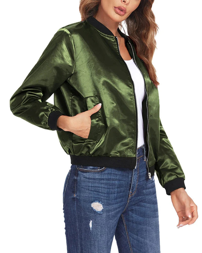 Zijaanzicht van dames bomberjack met steekzakken en relaxed fit silhouet