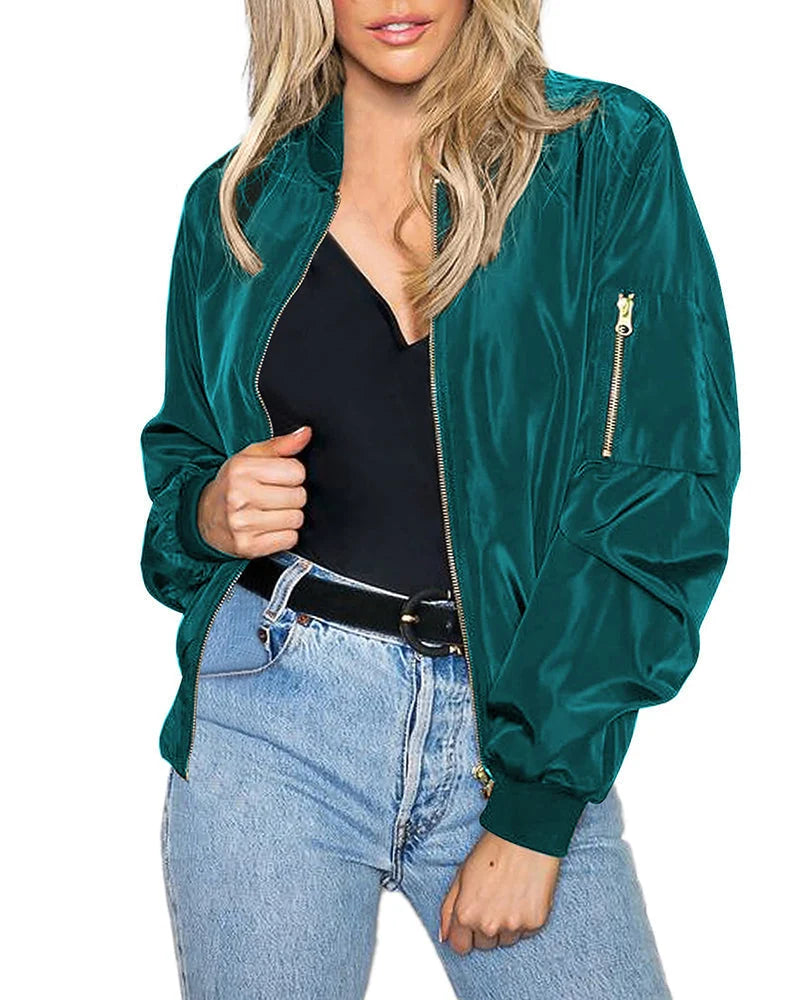 Volledige lengteweergave van dames bomberjack met relaxed fit en elastische zoom