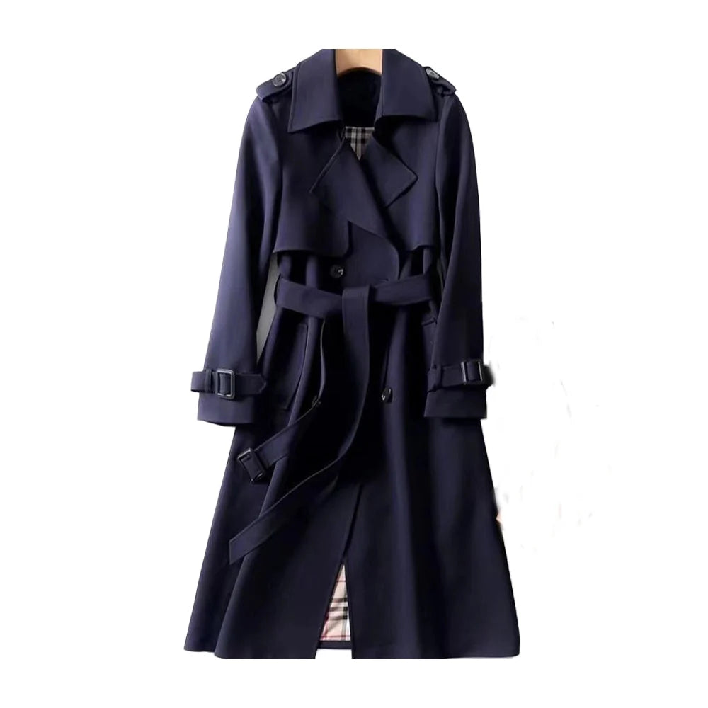 Volledige outfit met lange trenchcoat, zwarte jurk en enkellaarzen op straat