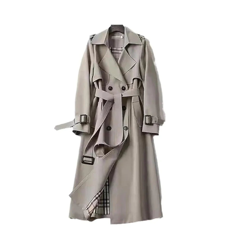 Close-up van geruite voering en stormflap op klassieke lange trenchcoat