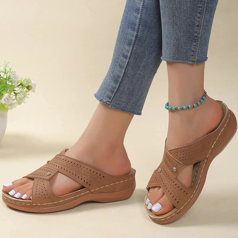 Zijaanzicht van zwarte dames sandalen met geperforeerd bovenwerk en contrasterende stiksels