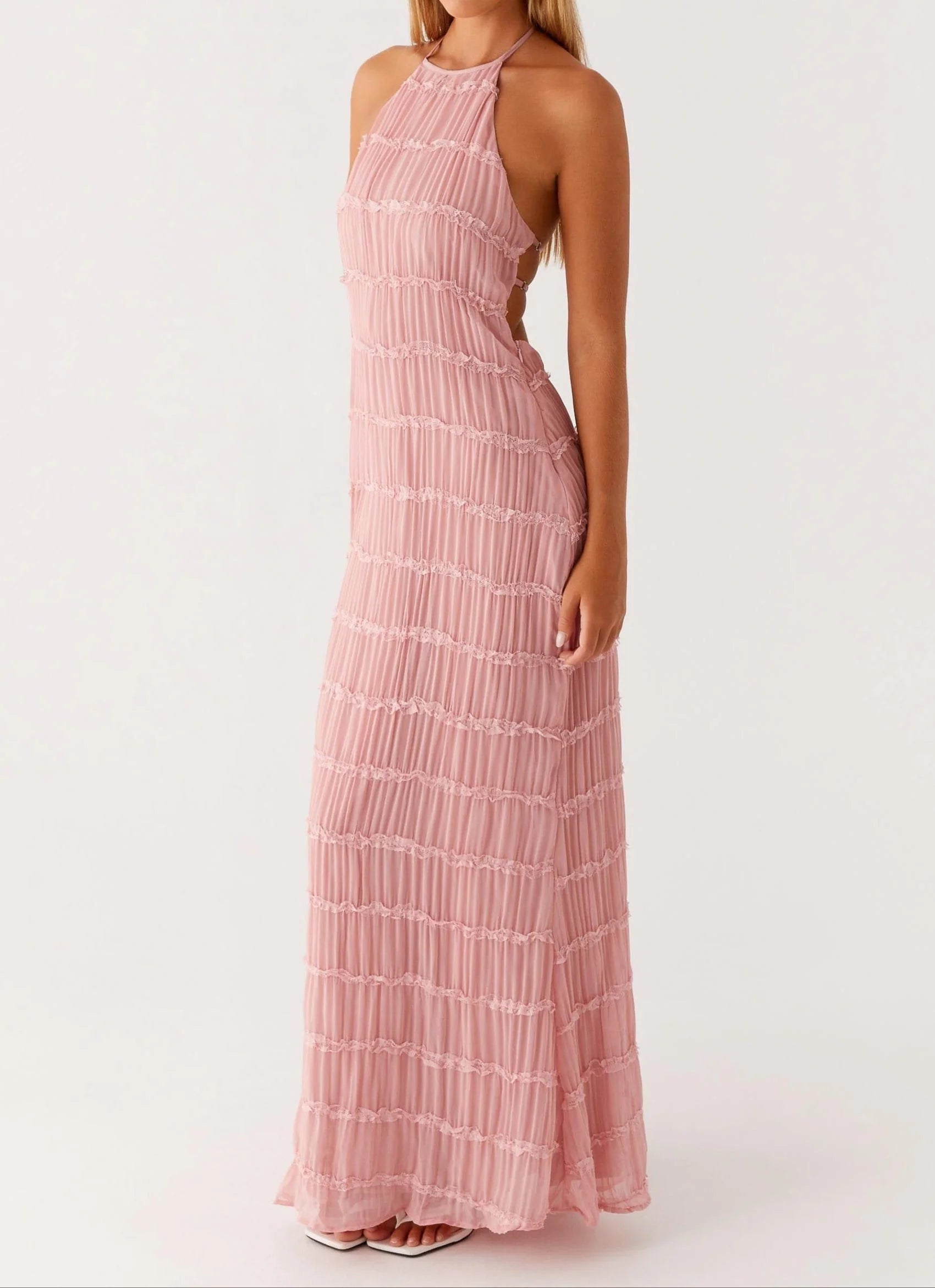 Close-up van halter maxi jurk met franjes en soepel vallende stof in witte kleur