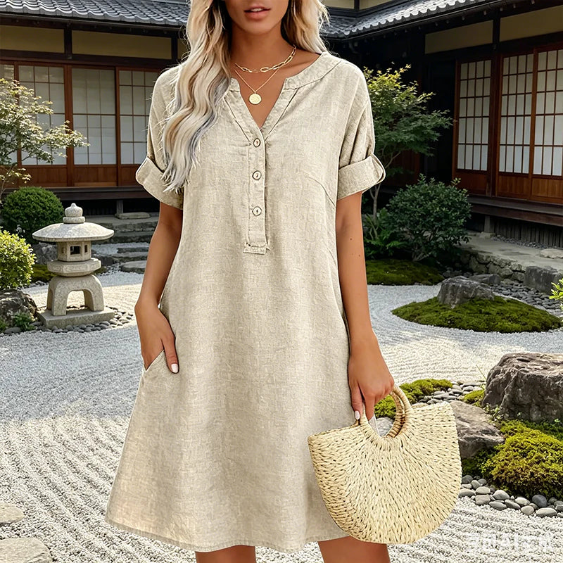 Vrouw in rode tuniek jurk met knoopsluiting en casual zomerlook
