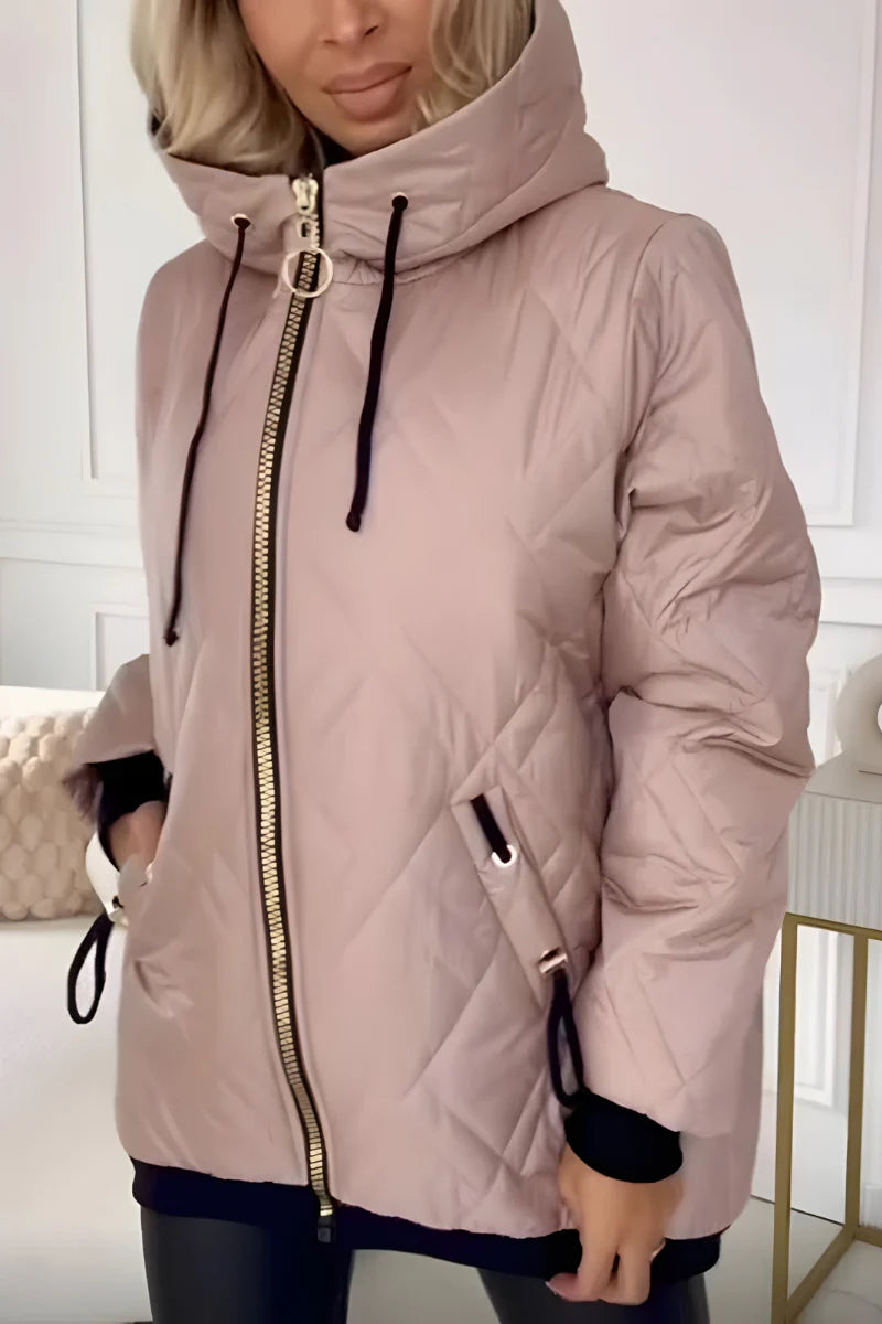 Voorkant van taupe puffer jas met contrasterende zwarte capuchon en mouwen voor dames