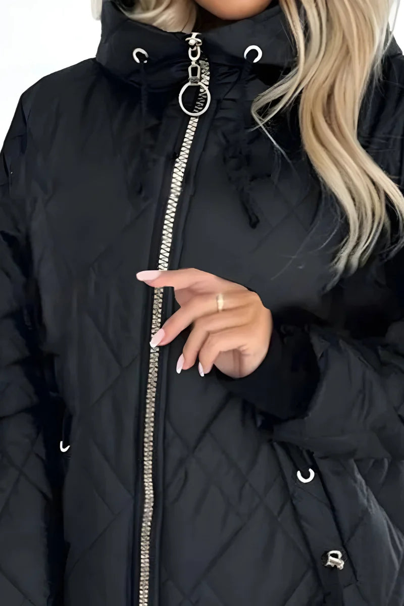 Dames winterjas met capuchon gedragen over zwarte outfit, casual en warm