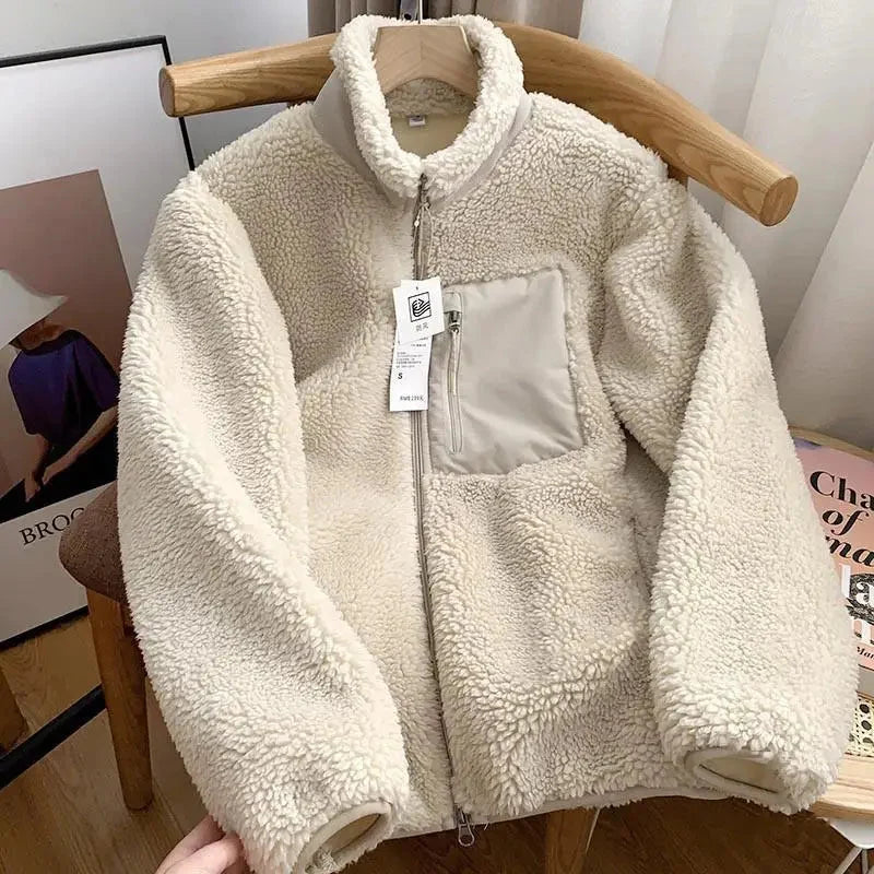 Dames teddy fleece jack in crème met volledige rits en staande kraag op houten hanger
