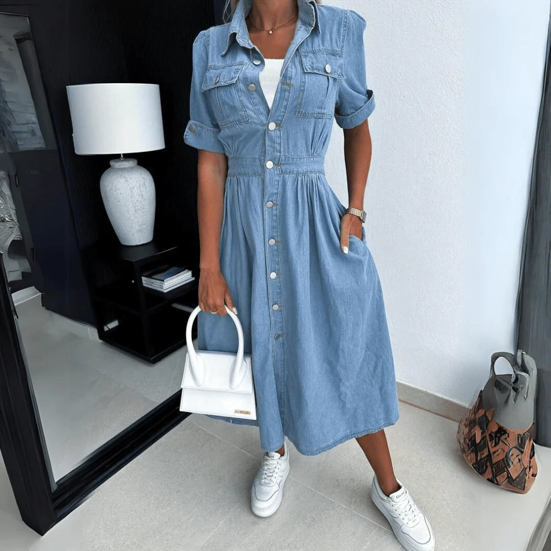 Close-up van midi spijkerjurk met knoopsluiting vooraan, elastische taille en korte oprolbare mouwen in lichtblauw denim