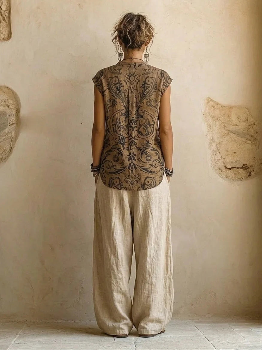 Zijaanzicht van dames kledingset met lange cardigan ruime broek en patroon top