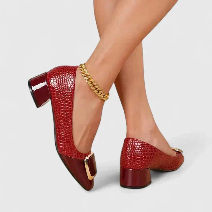 Zijaanzicht van bruine dames pumps met blokhak en gestructureerde croco afwerking