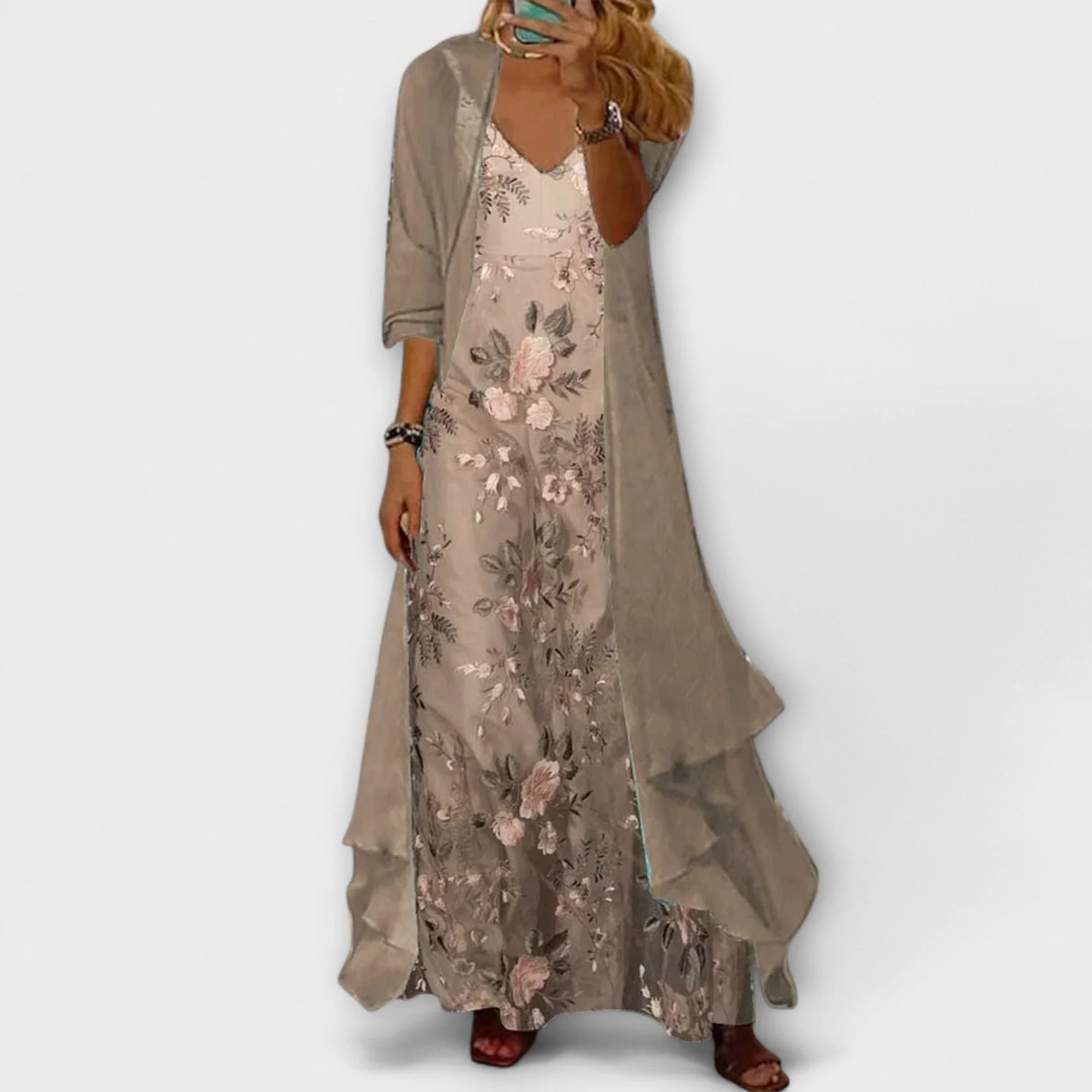 Gelaagde maxi jurk met bloemenprint en V-hals in beige tint met vloeiende snit voor zomerse gelegenheden