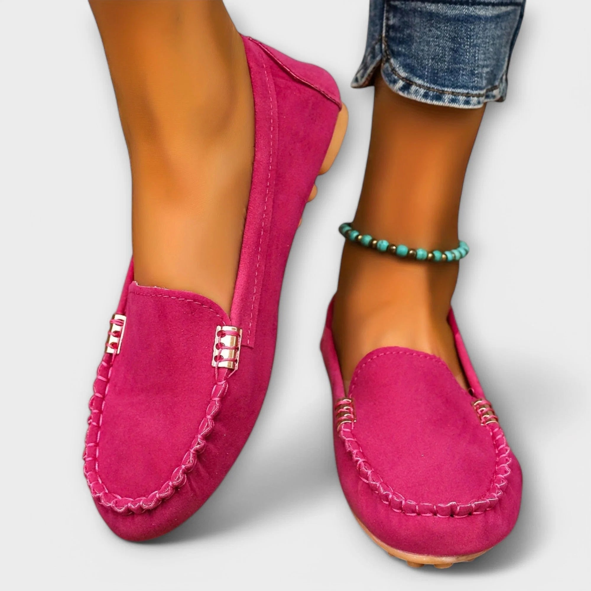 Dames loafers in roze met moccasin-stiksels en metalen hieldetail, gedragen met spijkerbroek