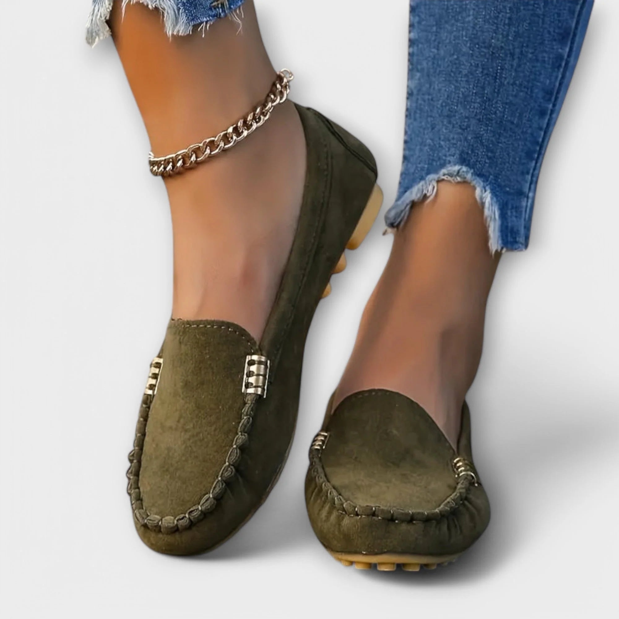 Volledig overzicht van roze instappers met moccasin-design en flexibele zool