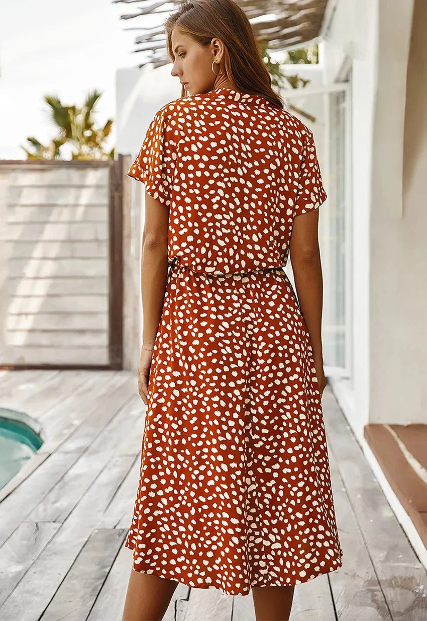 Achterkant van midi zomerjurk met stippenprint en relaxed fit pasvorm