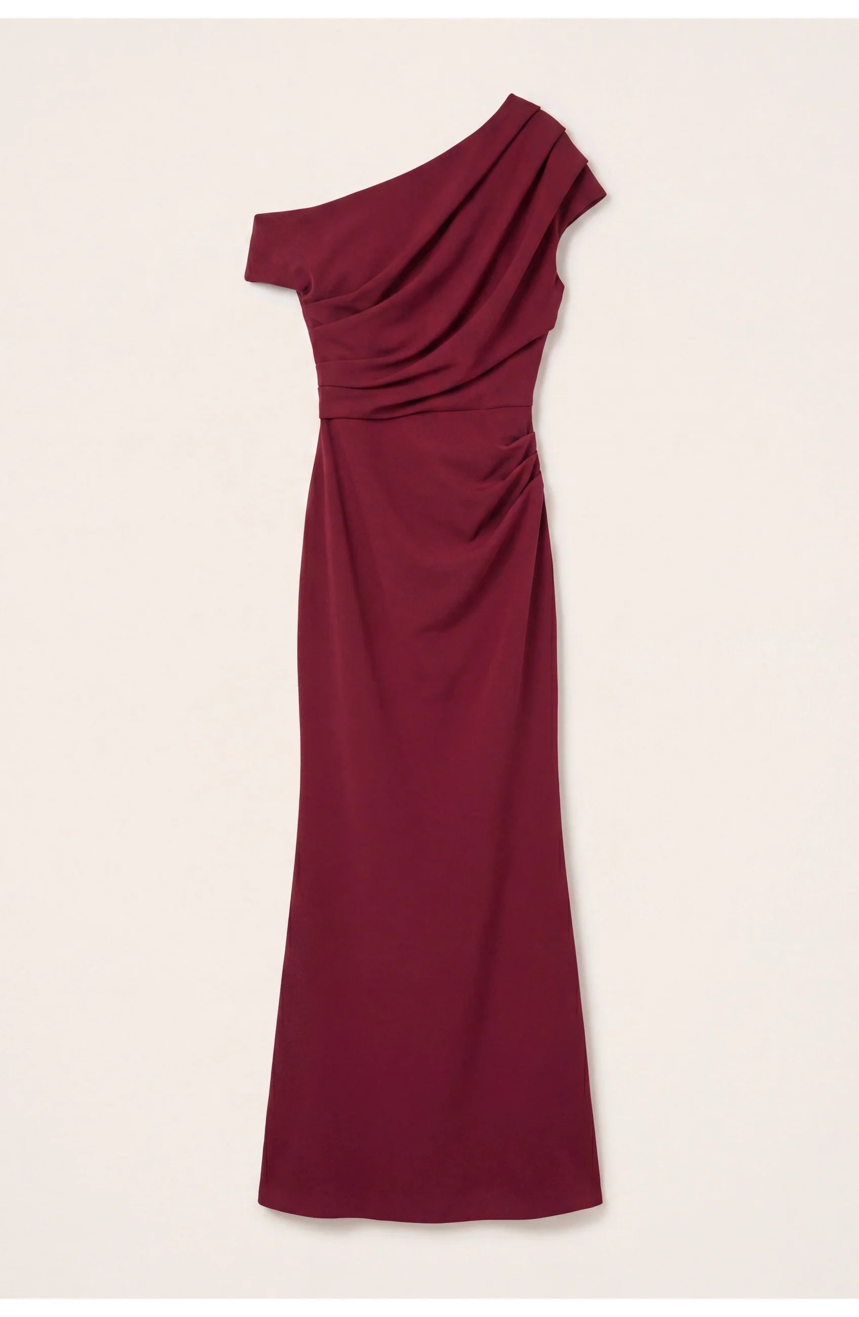 Detail van gedrapeerde taille en off-shoulder halslijn op bordeauxrode maxi jurk
