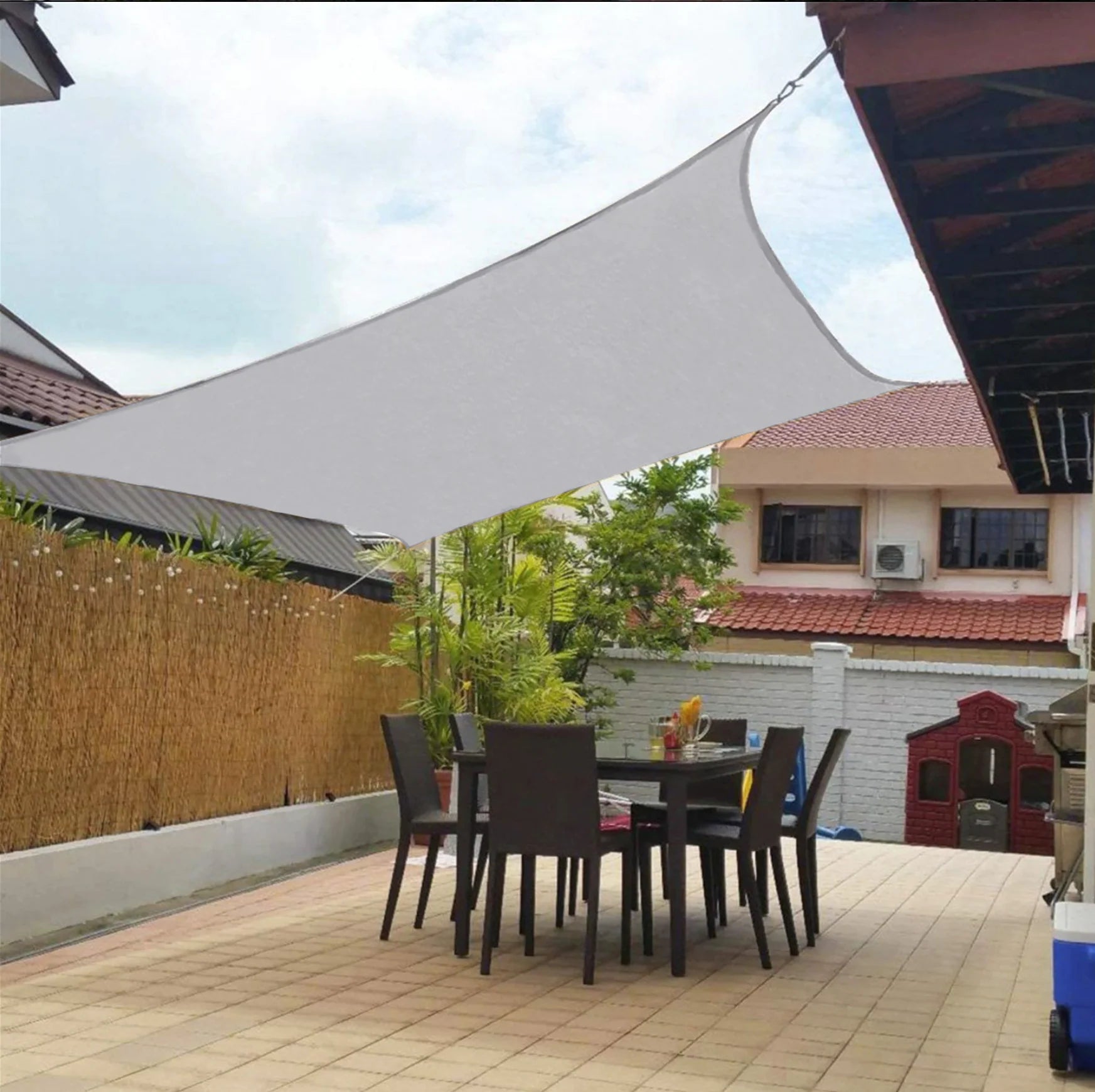 Montageset met haken en bevestigingspunten voor eenvoudige installatie van luxe schaduwdoek op balkon