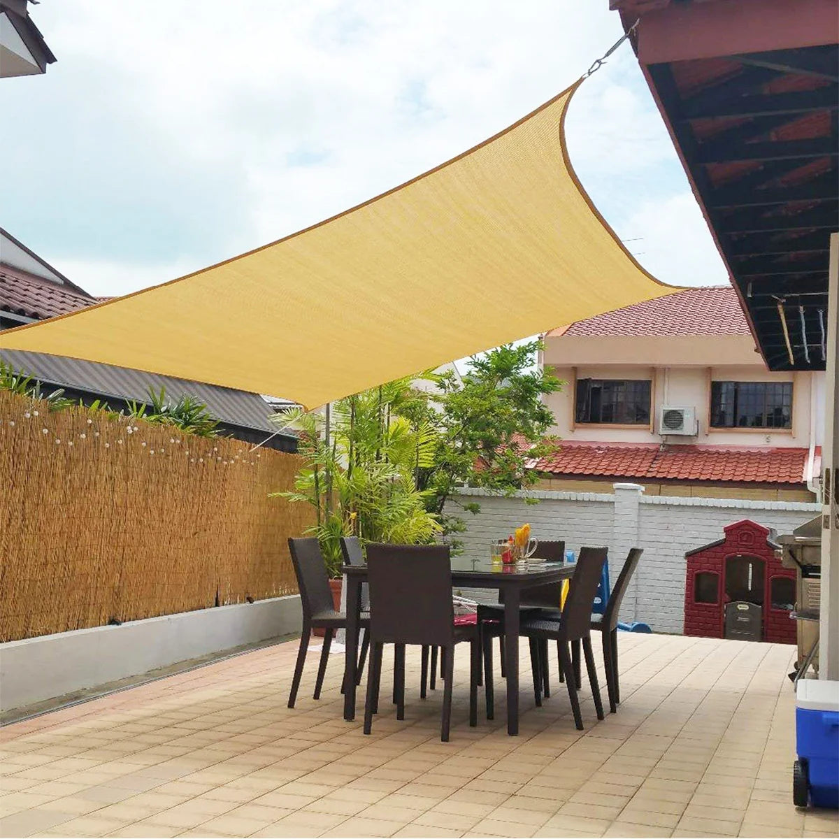 Schaduwdoek met holle uitsnijding voor strakke montage en optimale spanning boven buitenruimte