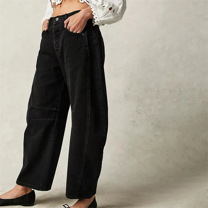 Achterkant van barrel jeans met klassieke zakken en lichte wassing