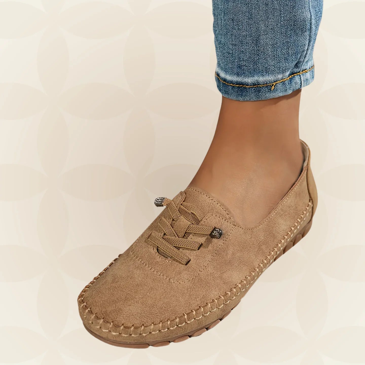 Bovenaanzicht van klassieke loafers voor dames met vetersluiting en comfortabel voetbed