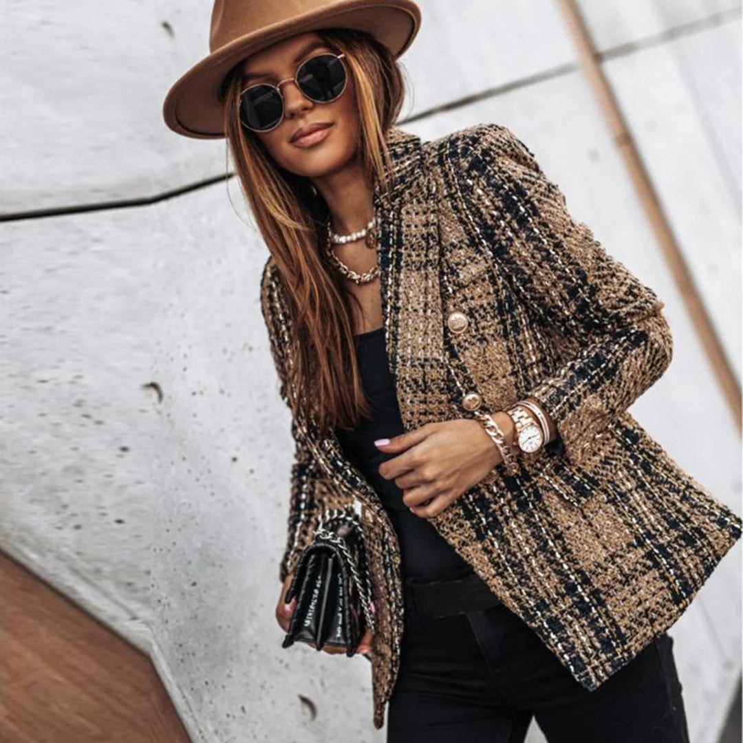 Dames tweed blazer met geruite weefsel en goudkleurige knopen gedragen met zwarte top en hoed