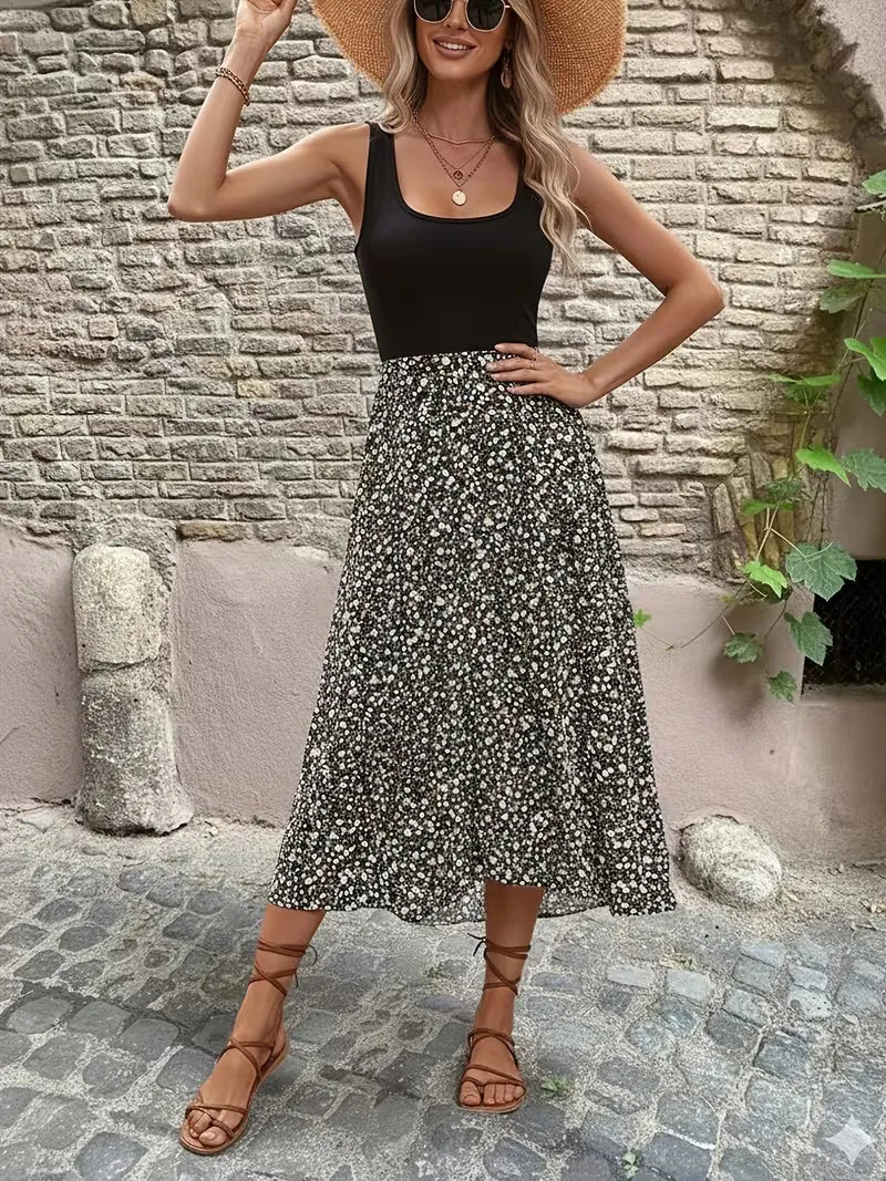 Detail van mouwloze maxi jurk met A-lijn silhouet en bloemenprint voor stranduitjes
