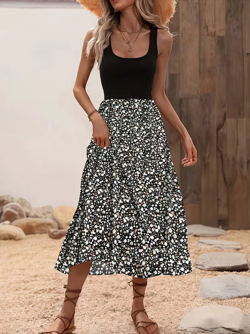 Mouwloze maxi jurk met bloemenprint en ronde halslijn gedragen met strohoed en sandalen