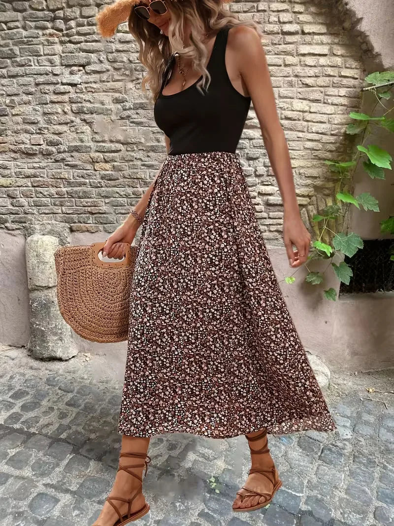 Zomerse maxi jurk met zwart bovenstuk en bruine bloemenprint rok in bohemian stijl