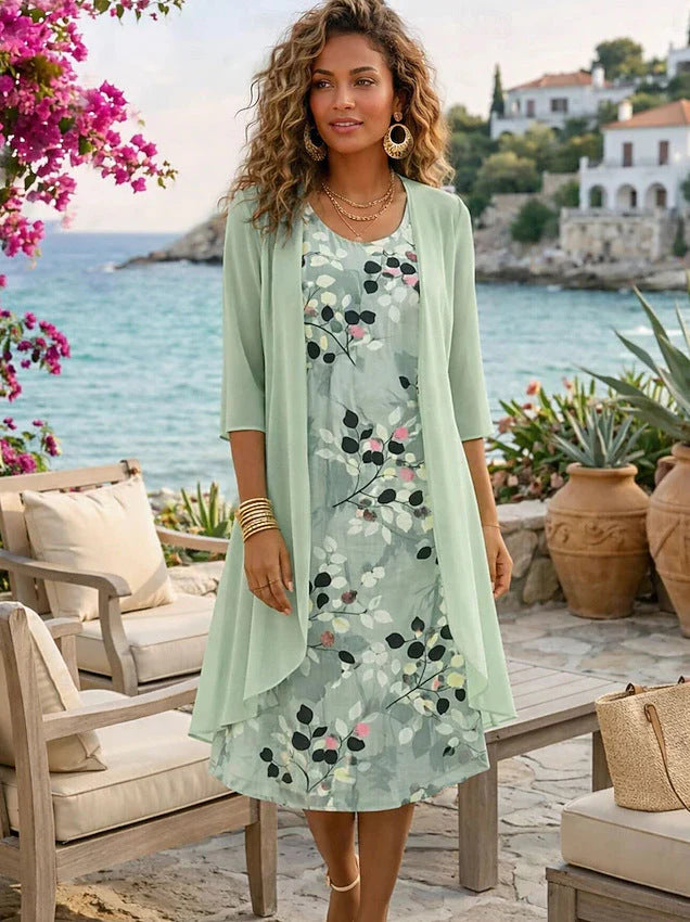 Dames chiffon jurk set met bloemenprint en open cardigan in saliegroen, gedragen bij zee