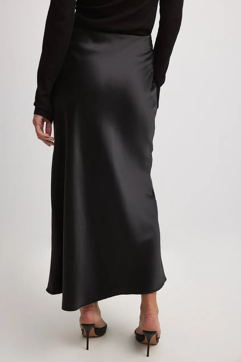Vrouw in zwarte maxi rok gecombineerd met coltrui toont veelzijdige styling opties