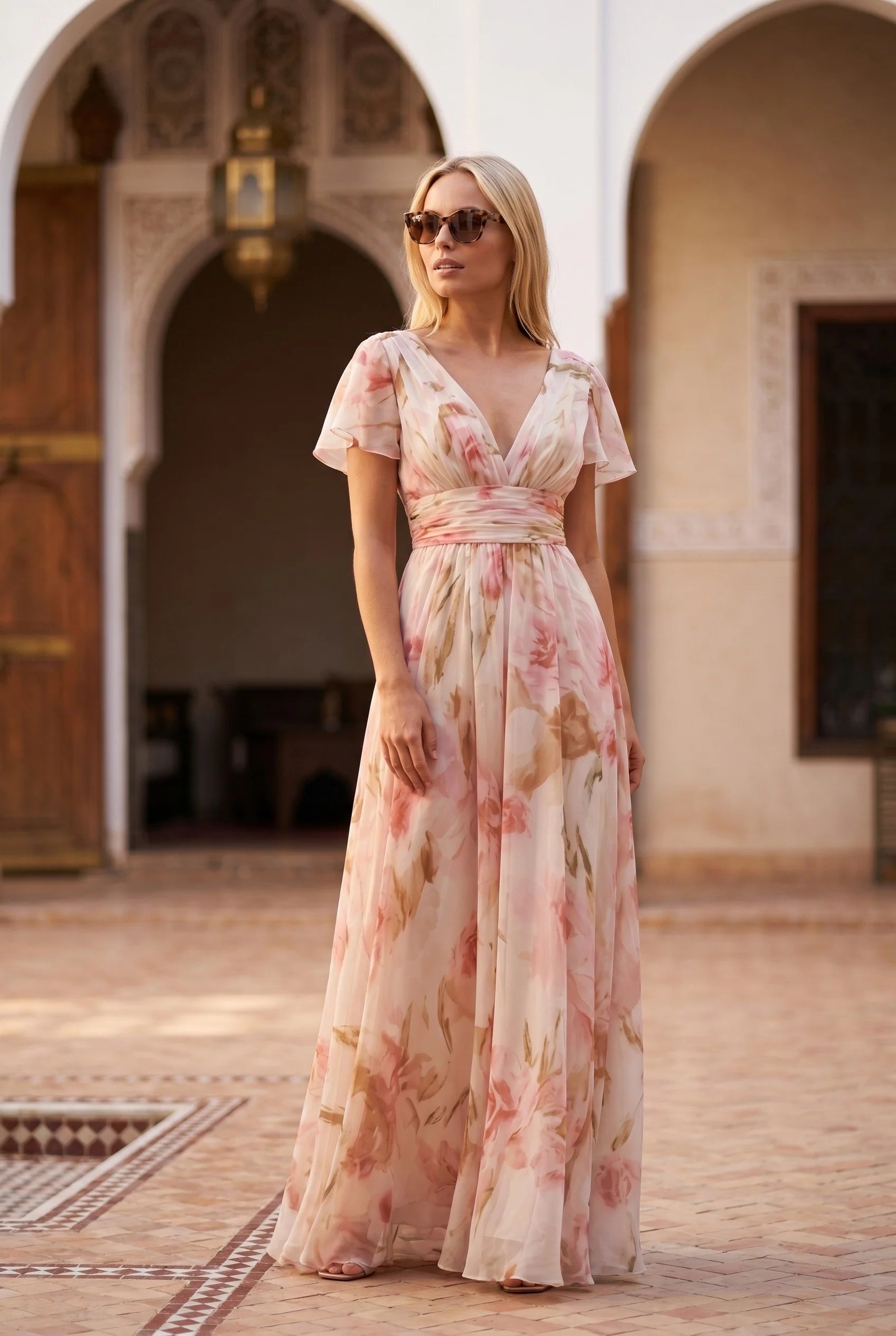 Maxi jurk met bloemenprint in blush tinten, V-hals en korte mouwen voor bruiloften en feesten