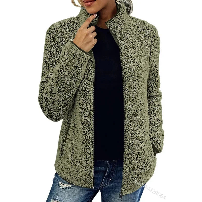 Close-up van de ritssluiting en kraag van de teddy jas met zachte fleece afwerking